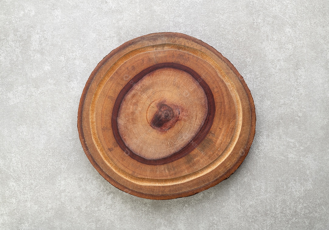 Tábua de madeira rústica vazia sobre fundo de cimento com espaço de cópia.