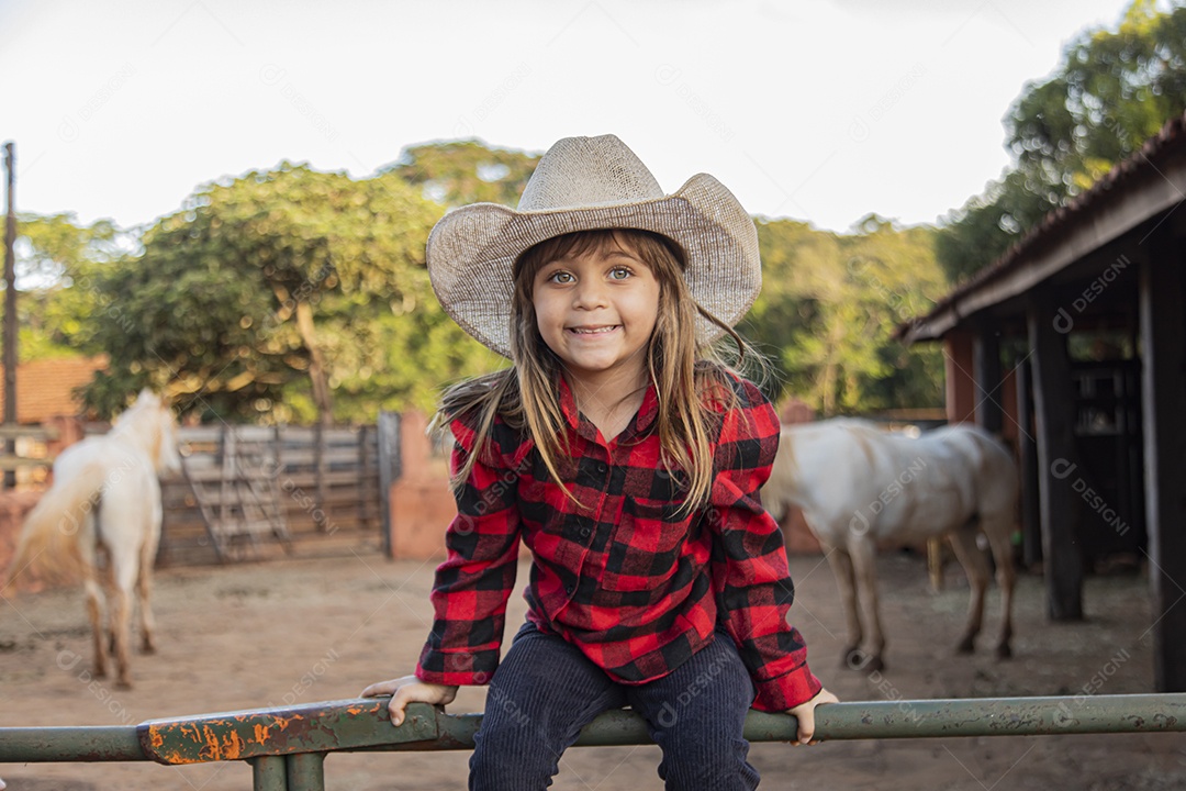 Linda menina criança sobre fazenda