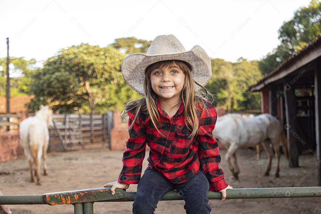 Linda menina criança sobre fazenda