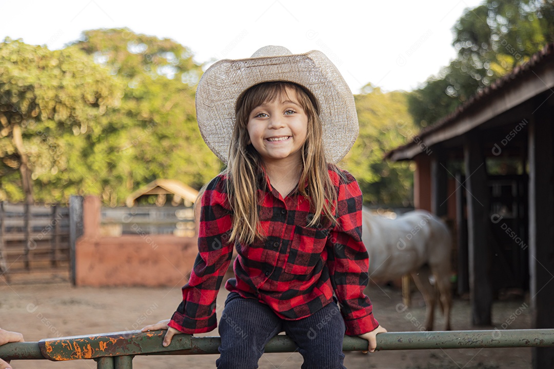 Linda menina criança sobre fazenda