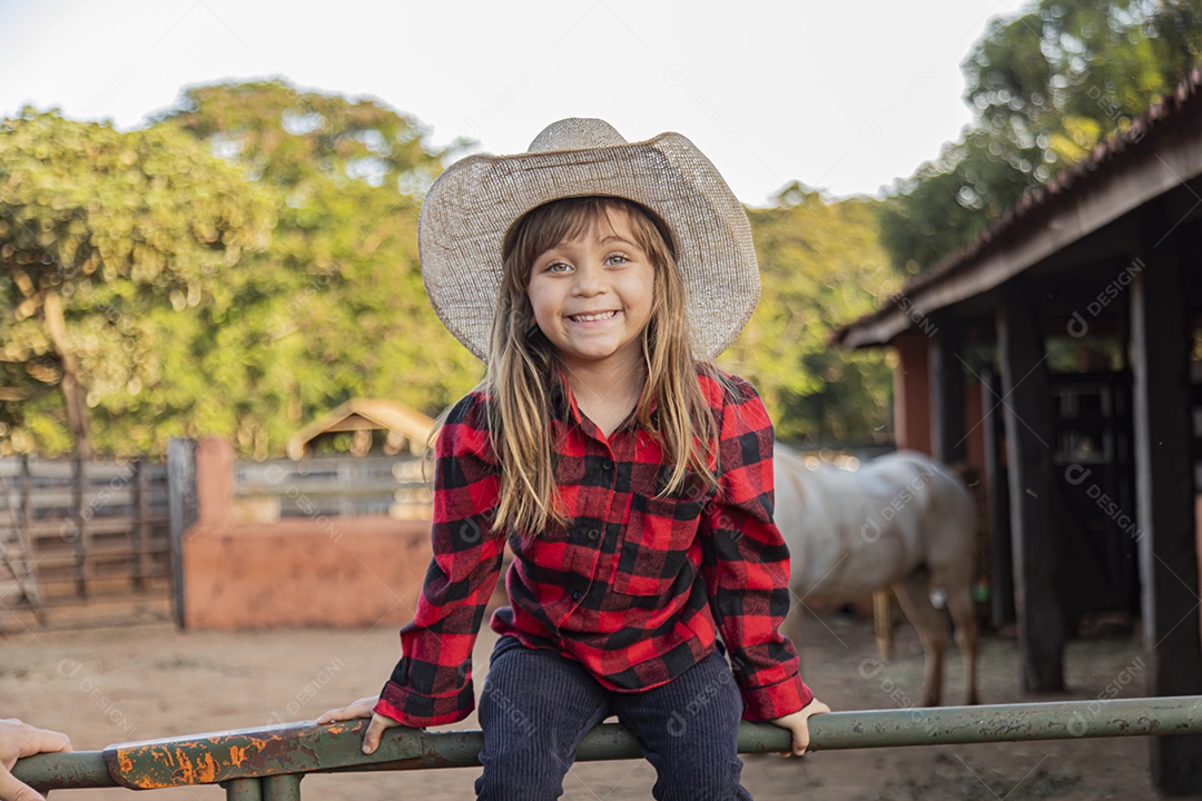 Linda menina criança sobre fazenda