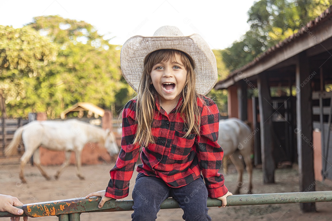 Linda menina criança sobre fazenda