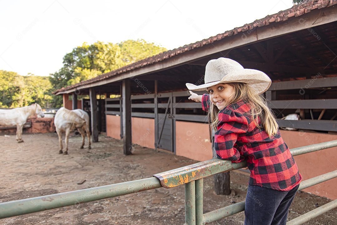 Linda menina criança sobre fazenda