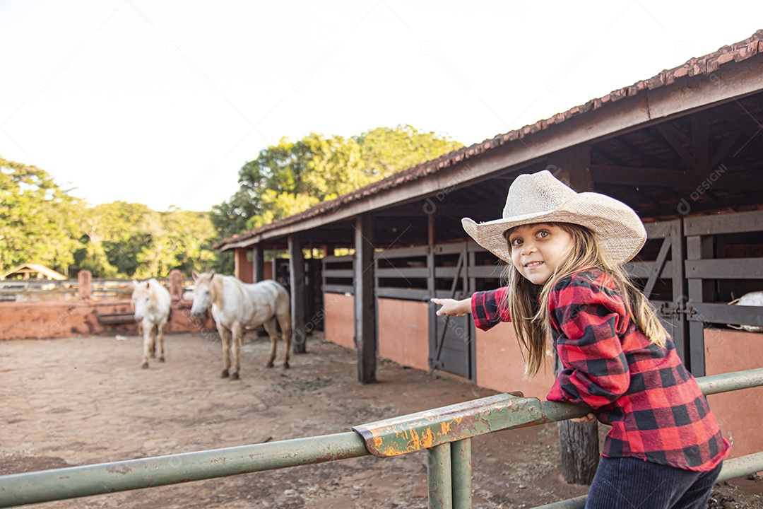 Linda menina criança sobre fazenda