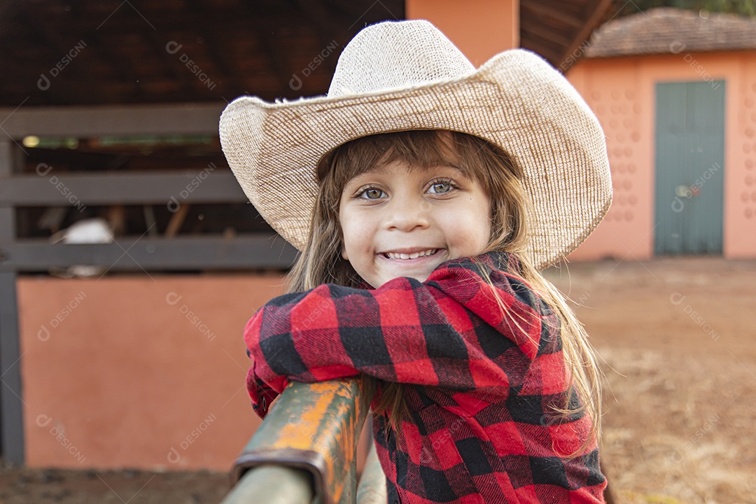 Linda menina criança sobre fazenda