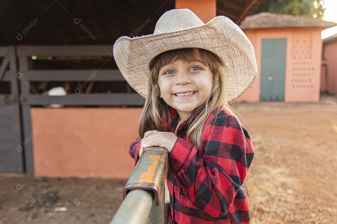 Linda menina criança sobre fazenda