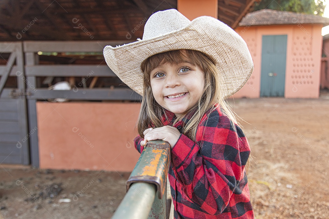 Linda menina criança sobre fazenda