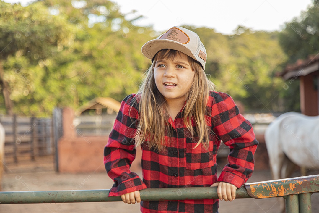 Linda menina criança sobre fazenda
