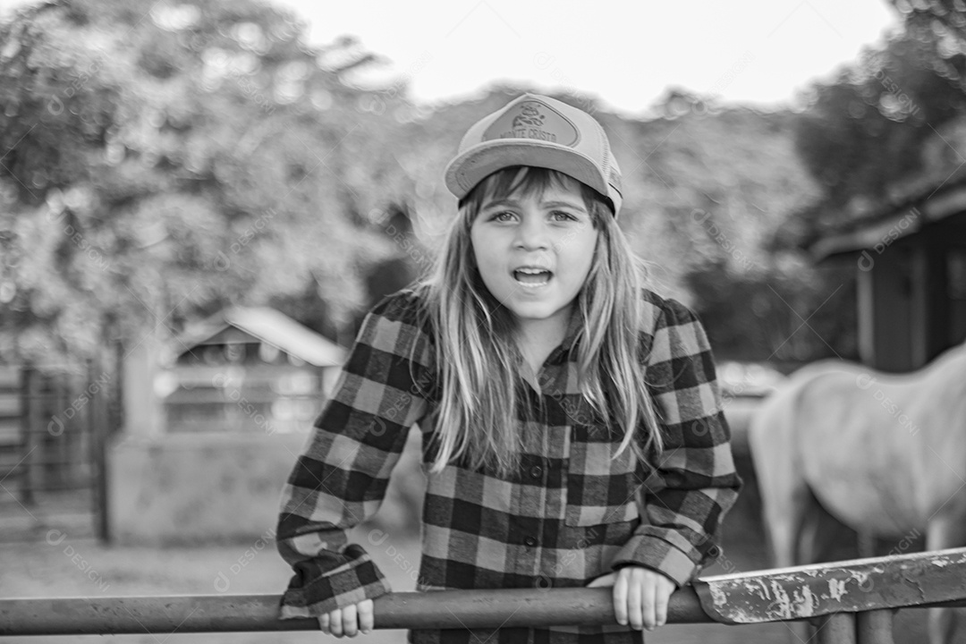 Linda menina criança sobre fazenda