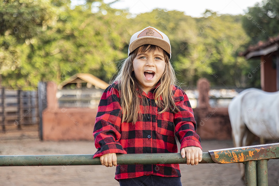 Linda menina criança sobre fazenda