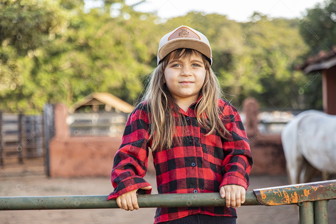 Linda menina criança sobre fazenda