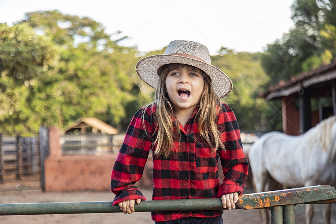 Linda menina criança sobre fazenda