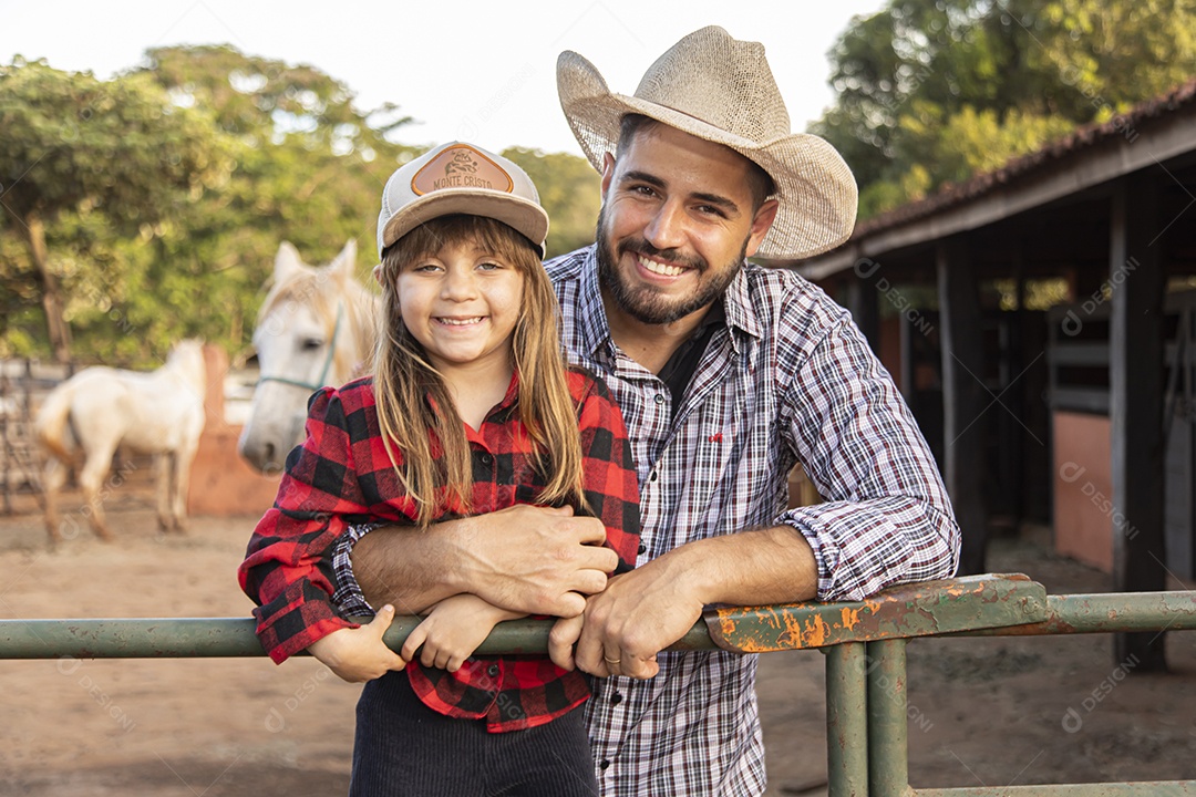 Filha ao lado de seu pai agropecuarista