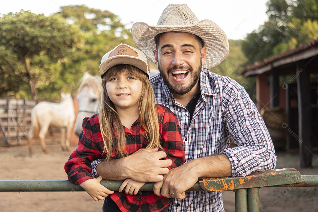 Filha ao lado de seu pai agropecuarista