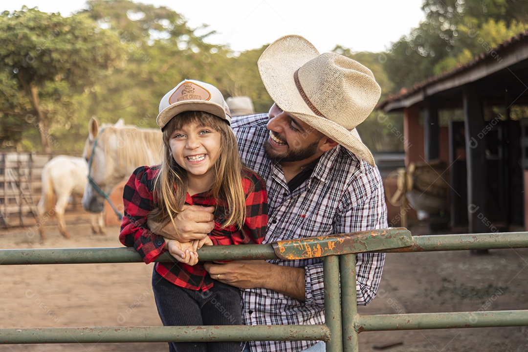 Filha ao lado de seu pai agropecuarista