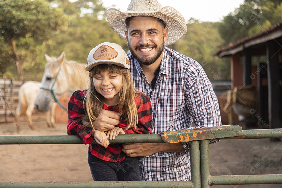 Filha ao lado de seu pai agropecuarista