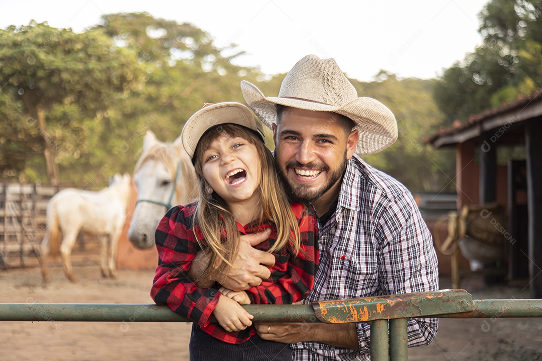 Filha ao lado de seu pai agropecuarista