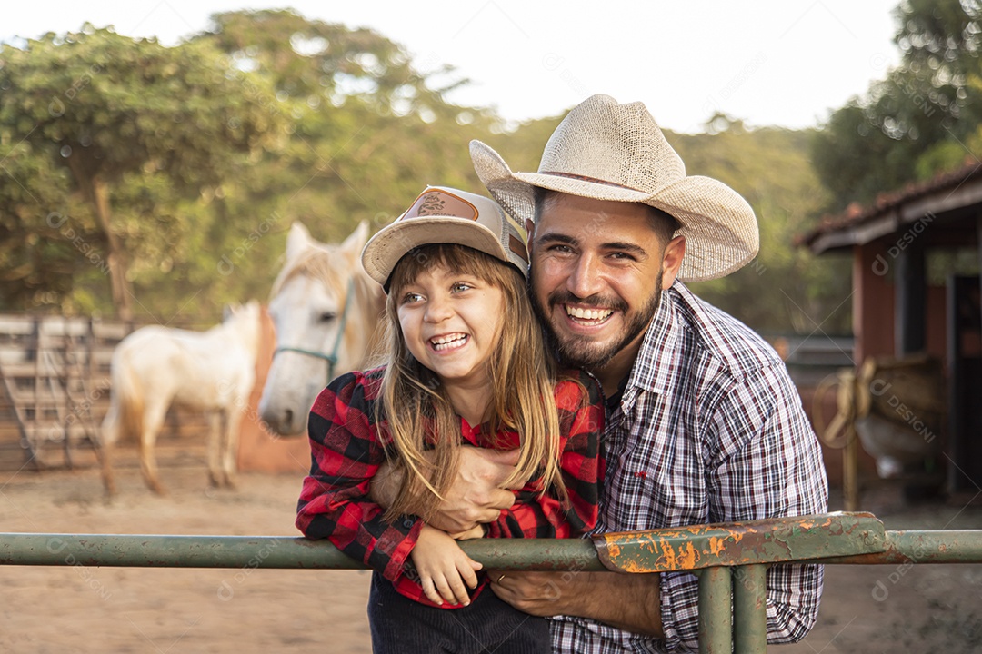 Filha ao lado de seu pai agropecuarista