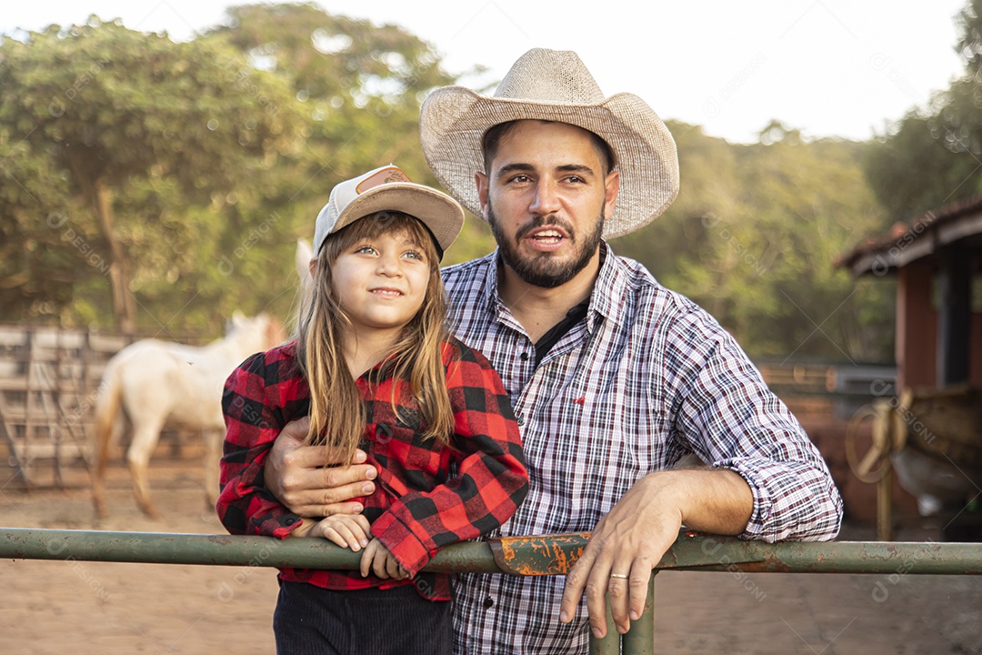 Filha ao lado de seu pai agropecuarista
