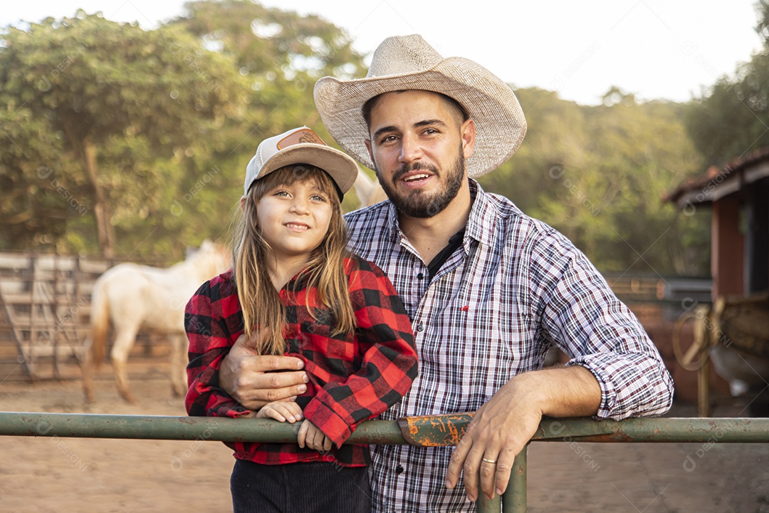 Filha ao lado de seu pai agropecuarista