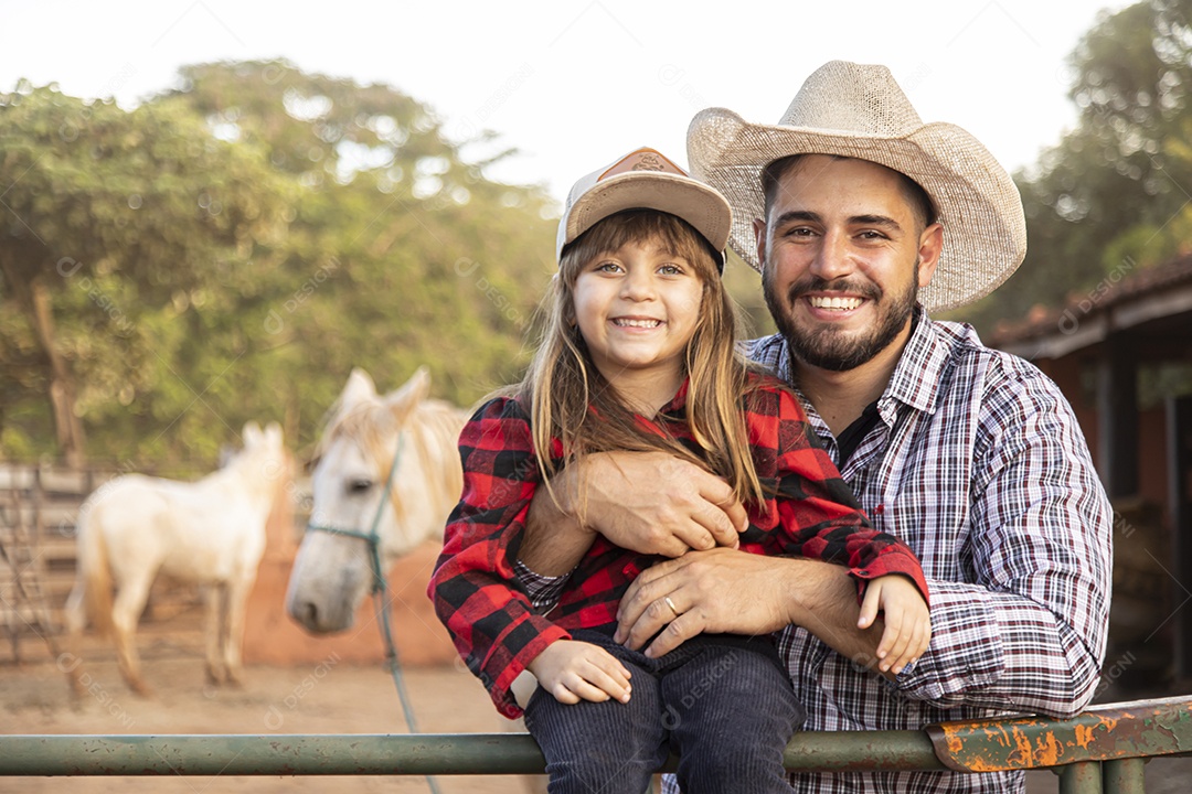 Pai agricultor ao lado de sua filha