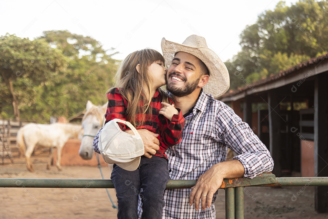 Filha ao lado de seu pai agropecuarista