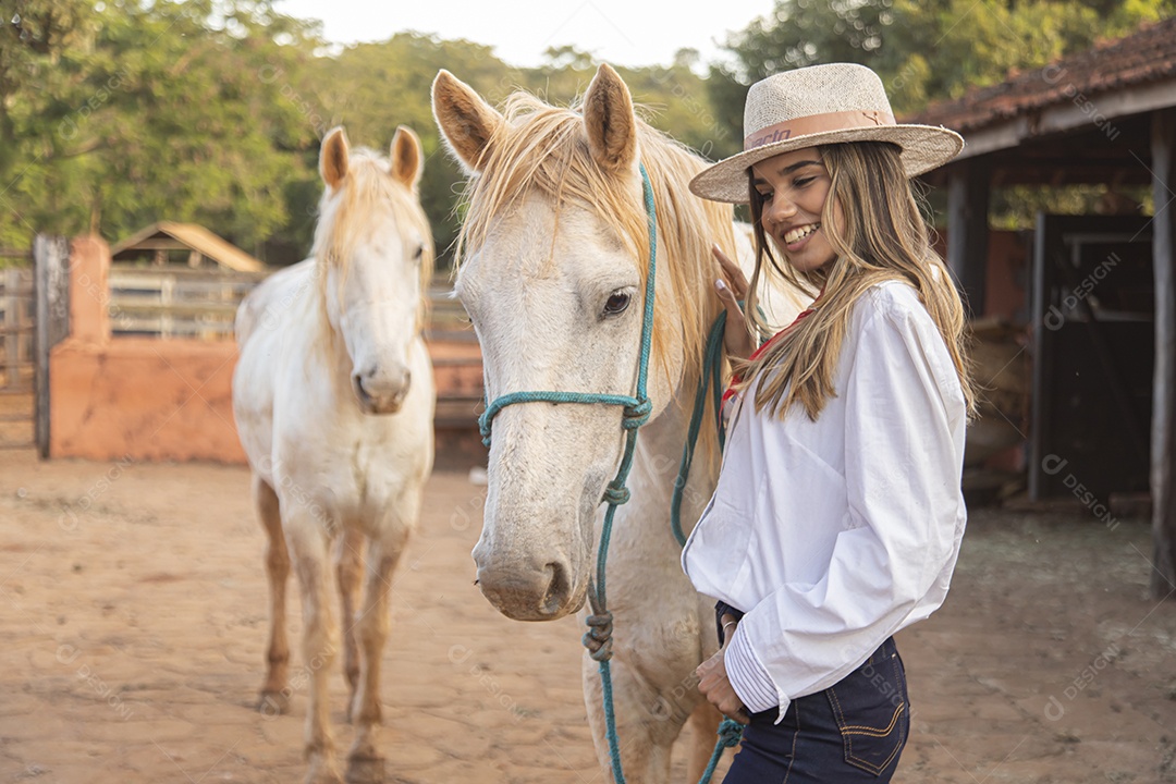Mulher jovem agricultora sobre fazenda