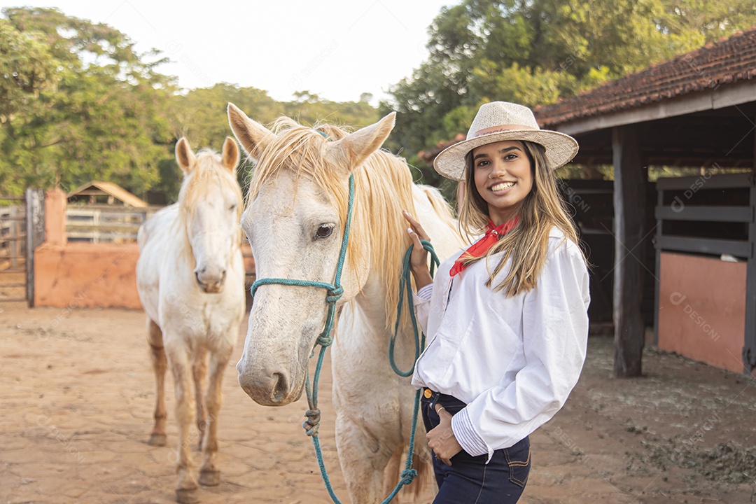 Mulher agricultora sobre fazenda