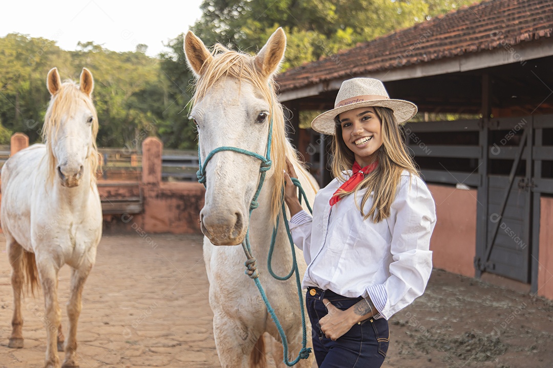 Mulher agricultora sobre fazenda