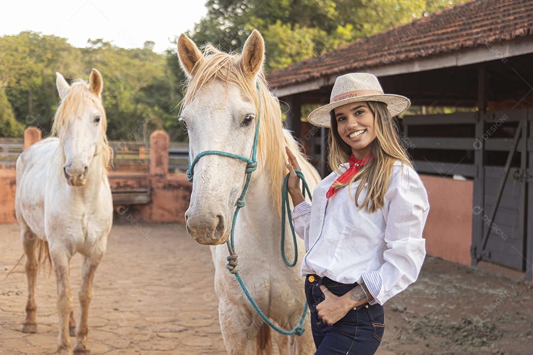 Mulher agricultora sobre fazenda