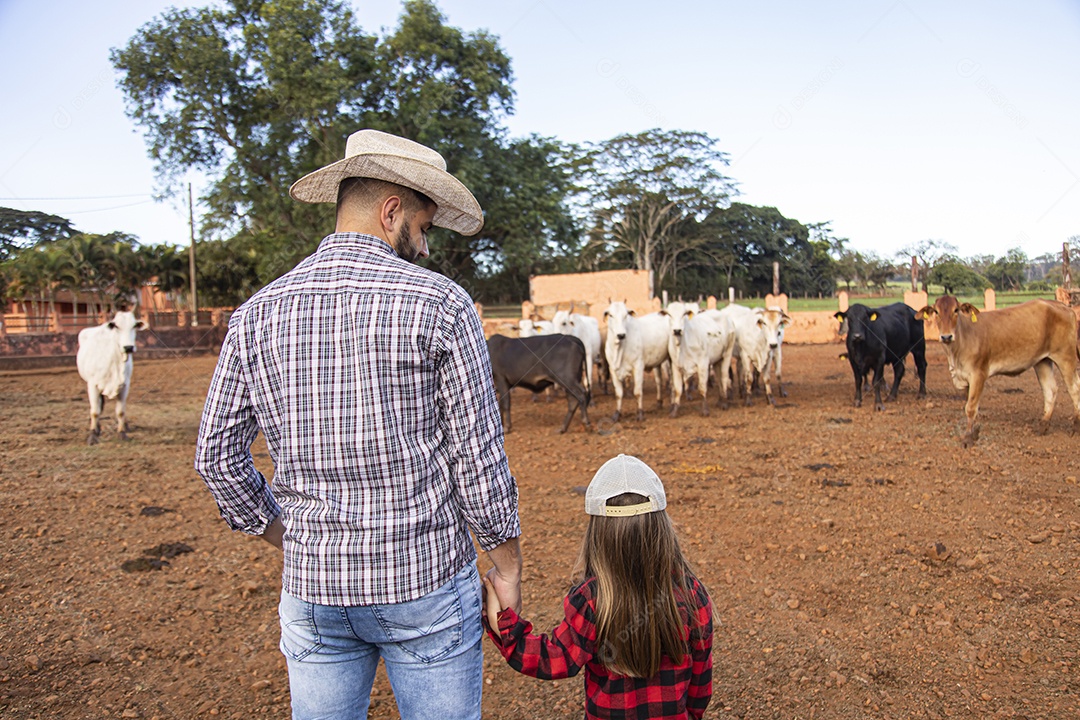 Filha ao lado de seu pai agropecuarista