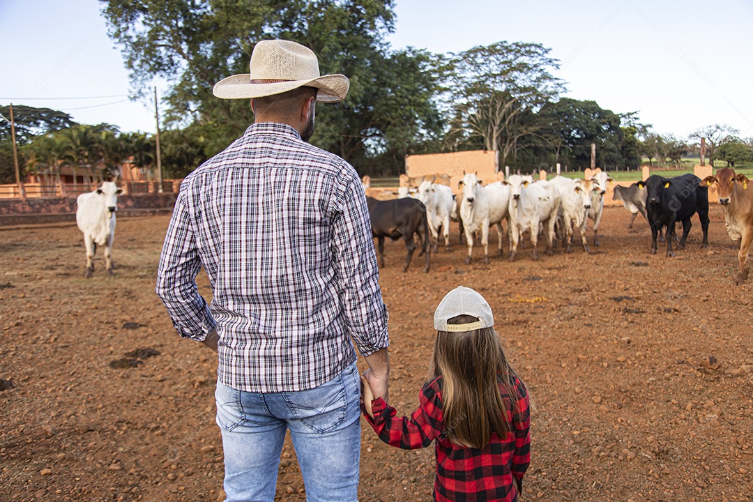 Filha ao lado de seu pai agropecuarista