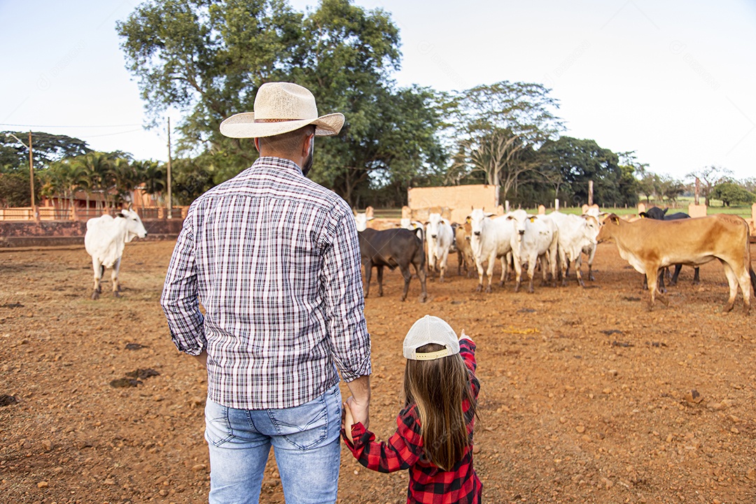 Filha ao lado de seu pai agropecuarista