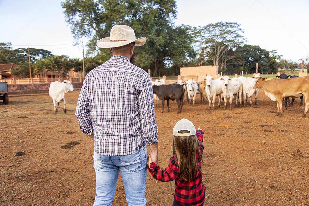 Filha ao lado de seu pai agropecuarista