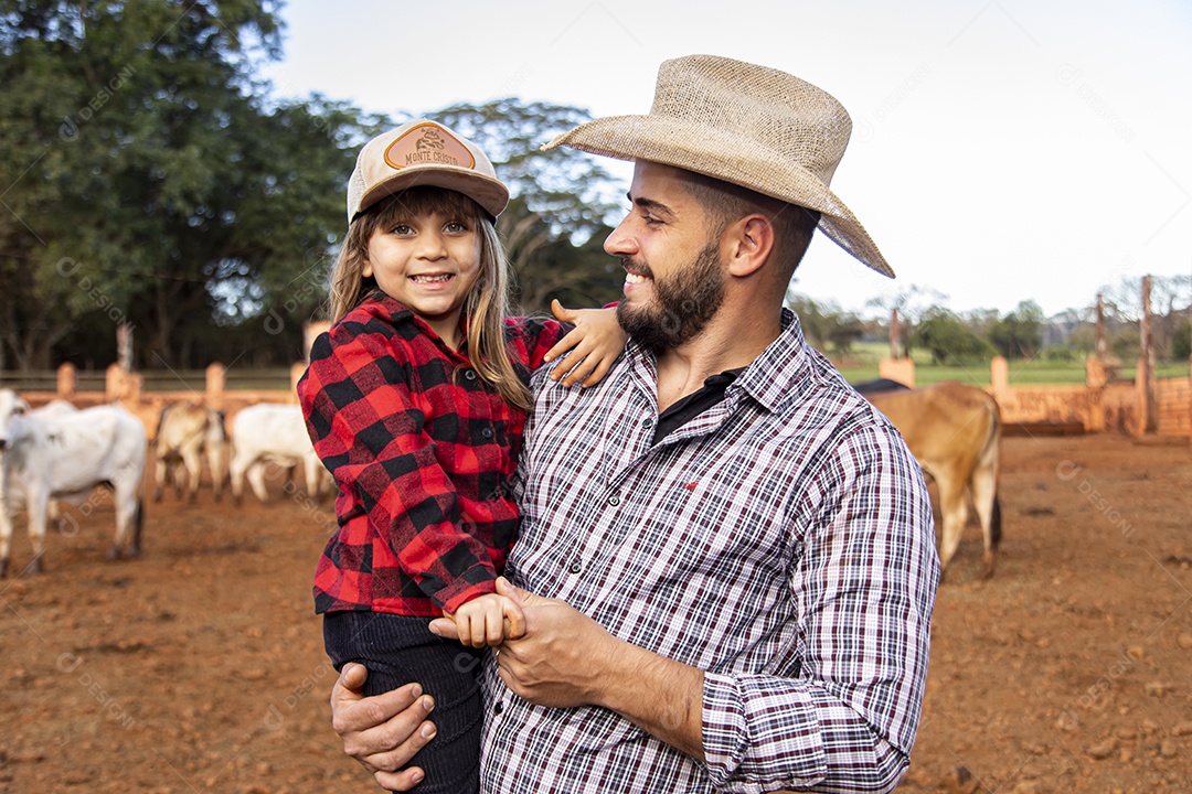 Filha ao lado de seu pai agropecuarista