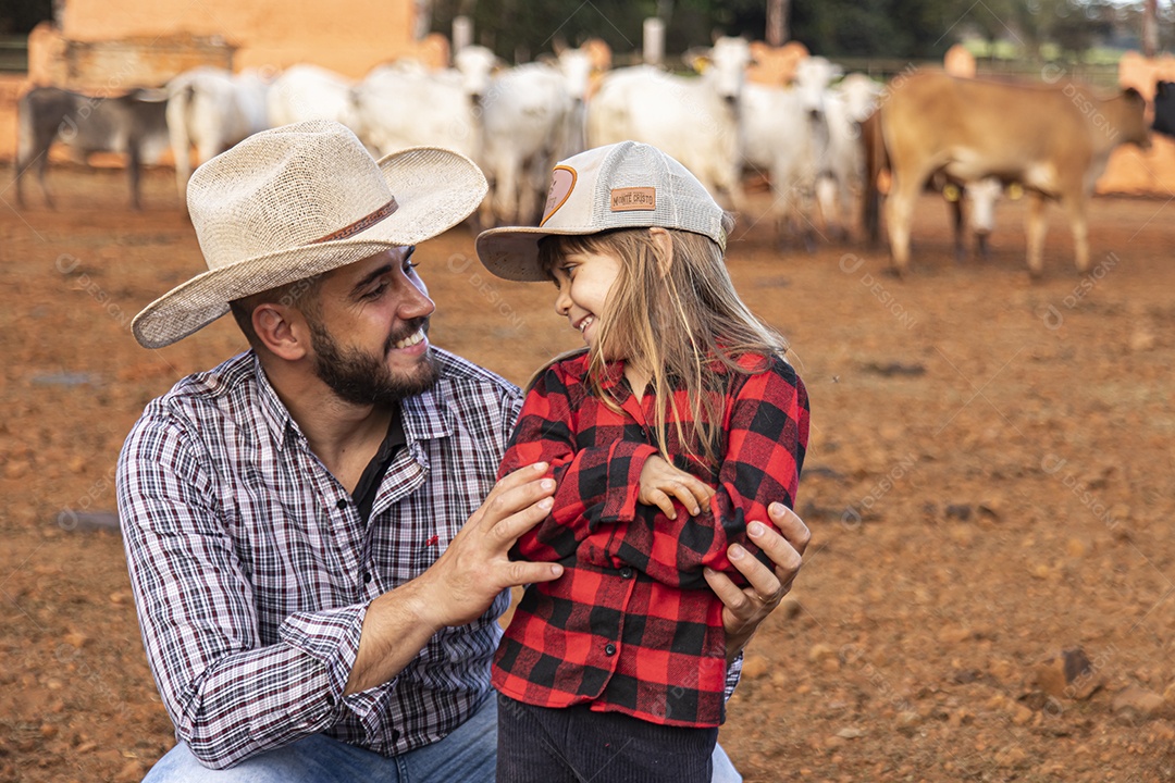 Filha ao lado de seu pai agropecuarista