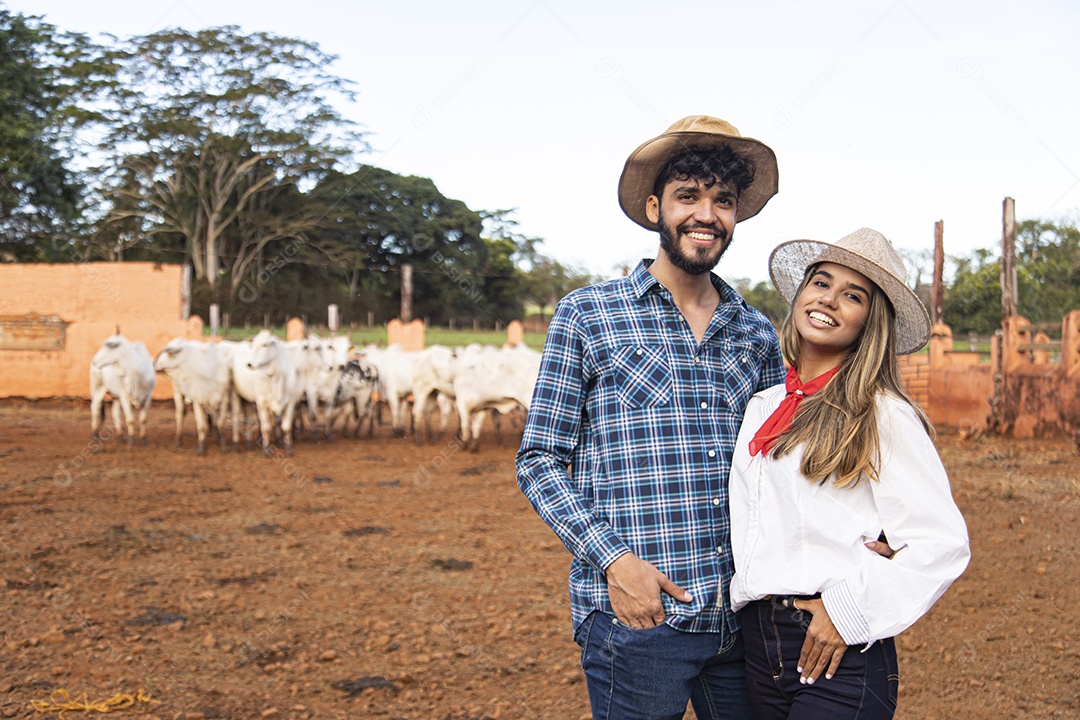Homem e mulher jovens agricultores sobre fazenda
