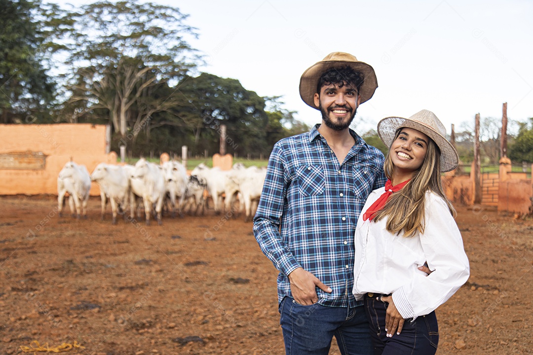 Homem e mulher jovens agricultores sobre fazenda