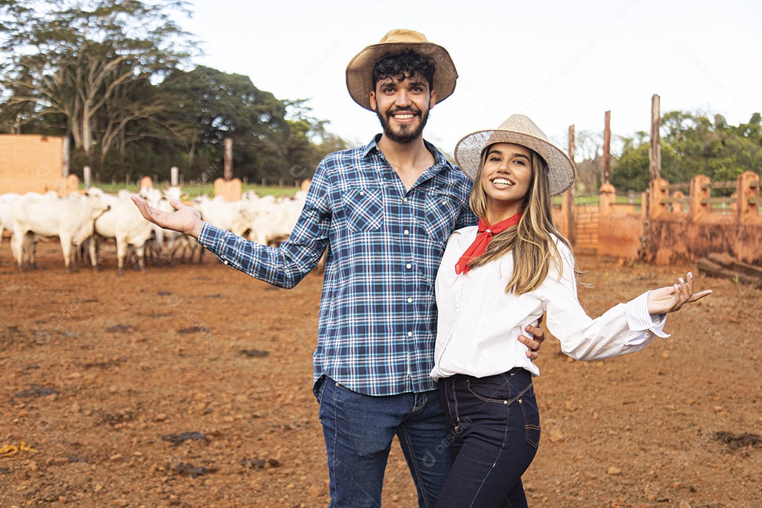 Homem e mulher jovens agricultores sobre fazenda