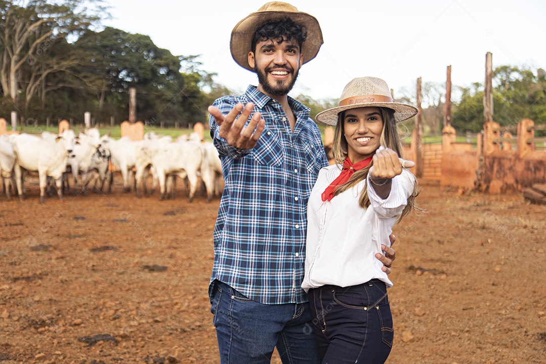 Homem e mulher jovens agricultores sobre fazenda