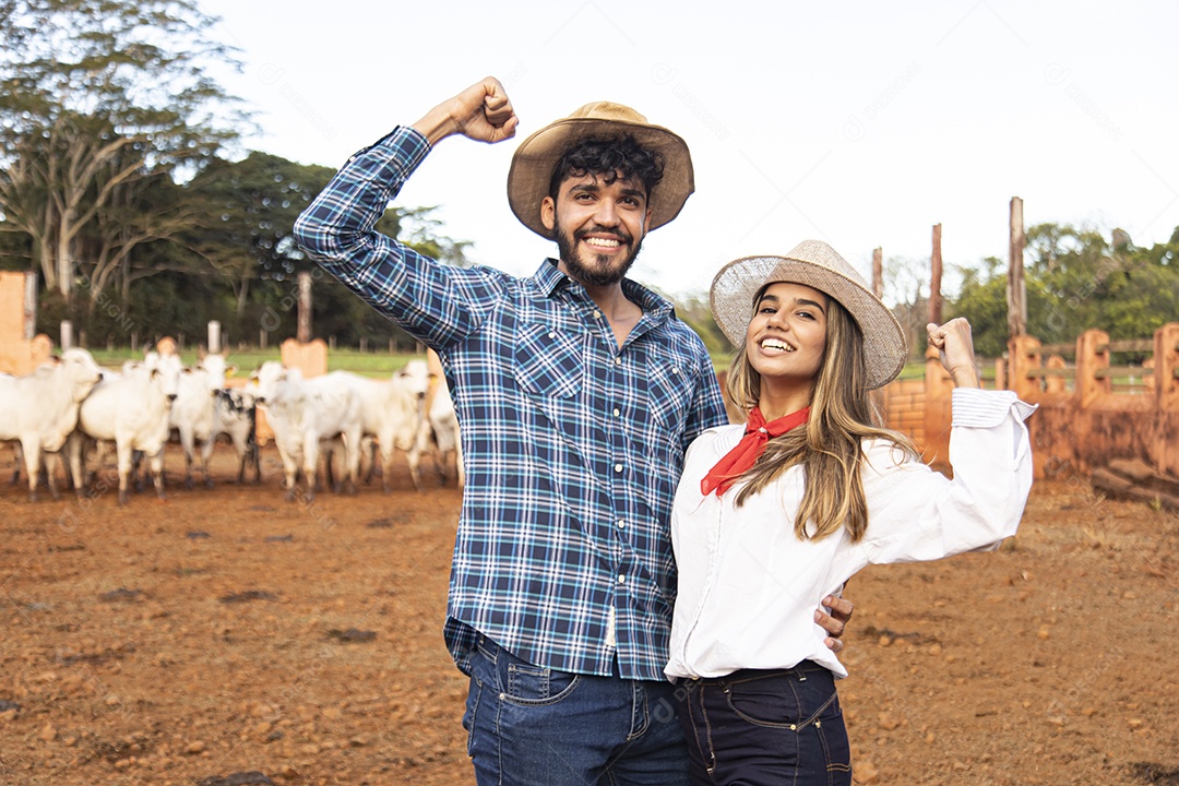 Homem e mulher jovens agricultores sobre fazenda