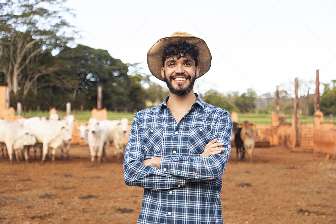 Homem agricultor sobre fazenda