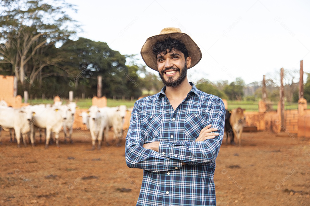 Homem agricultor sobre fazenda