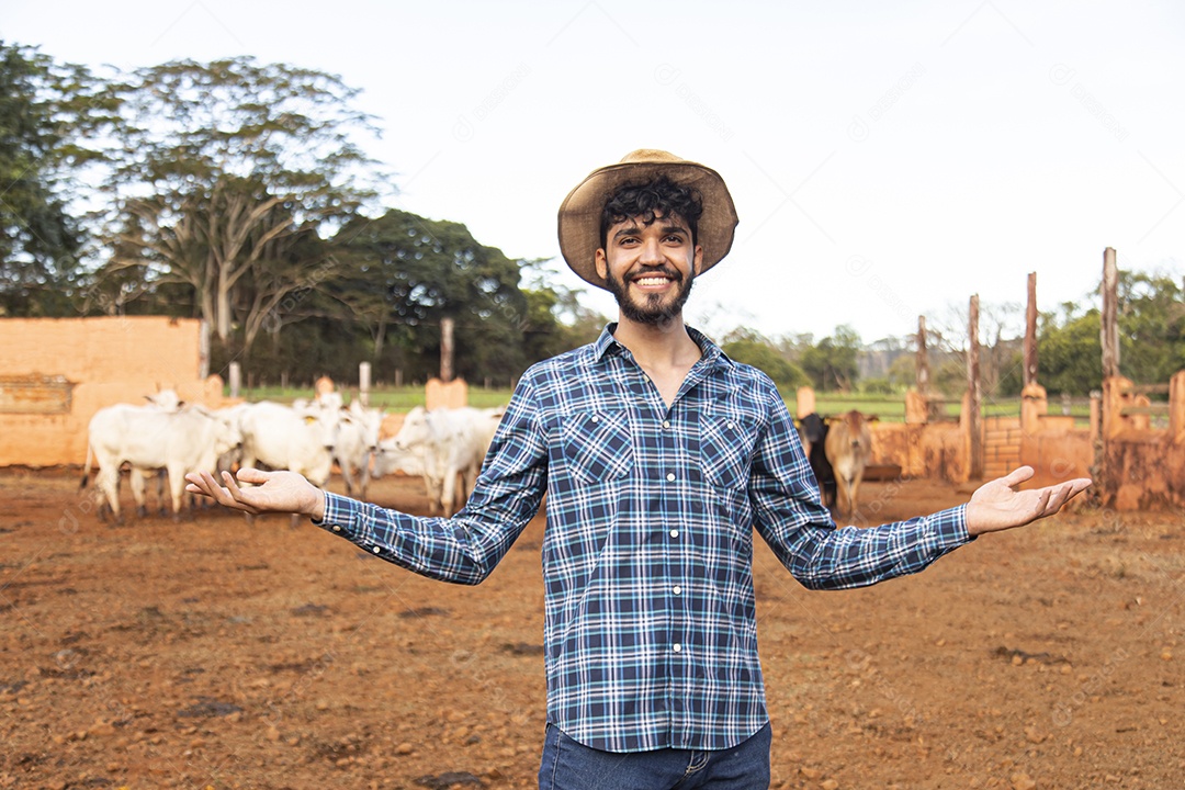 Homem agricultor sobre fazenda
