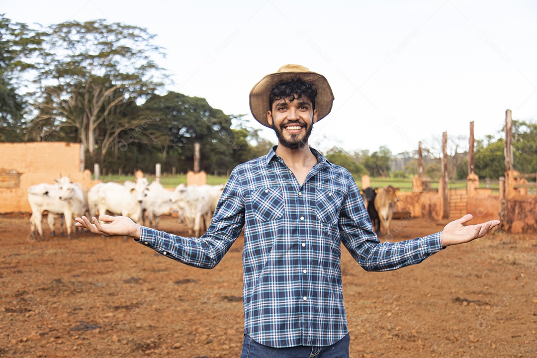 Homem agricultor sobre fazenda