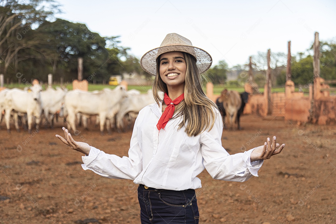Mulher agricultora sobre fazenda