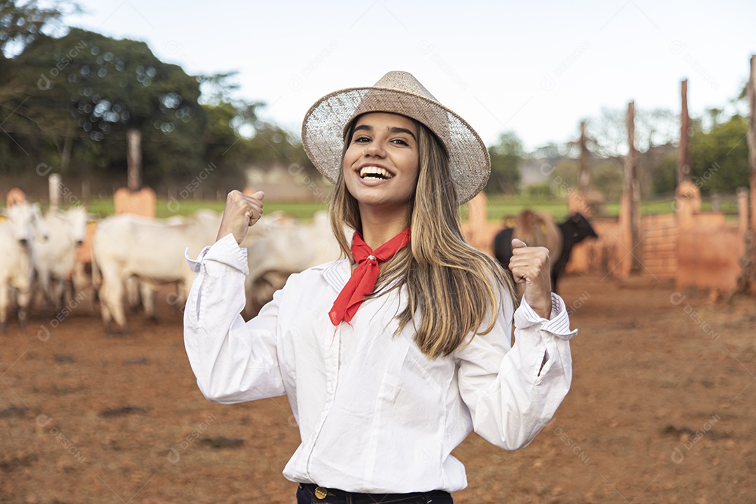 Mulher agricultora sobre fazenda segurando celular smartphone