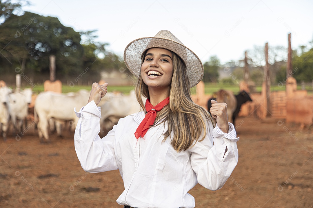 Mulher agricultora sobre fazenda segurando celular smartphone