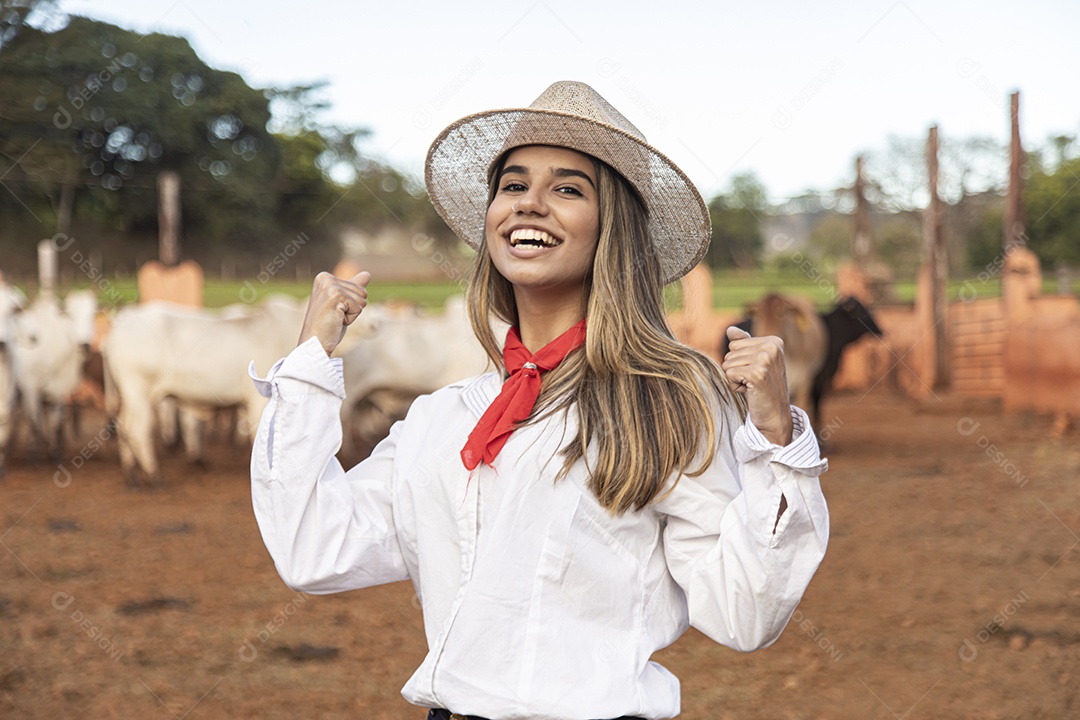 Mulher agricultora sobre fazenda segurando celular smartphone