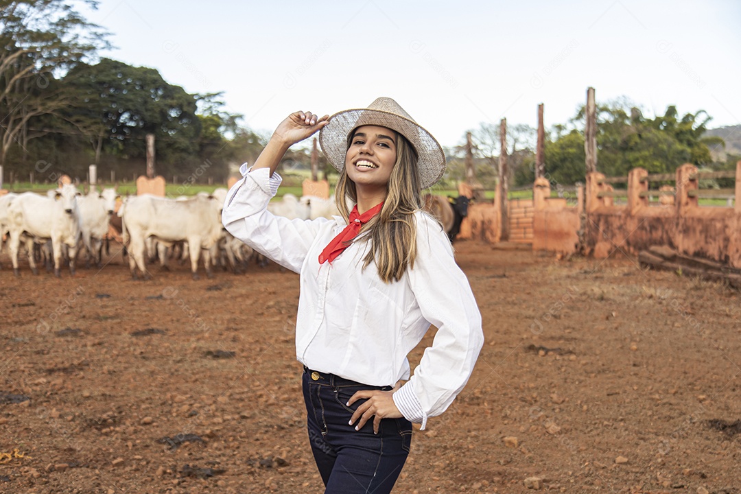 Mulher agricultora sobre fazenda segurando celular smartphone
